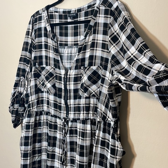 Torrid size 3 BLACK & IVORY PLAID CHALLIS ZIP FRONT DRAWSTRING SHIRT DRESS - Picture 8 of 11